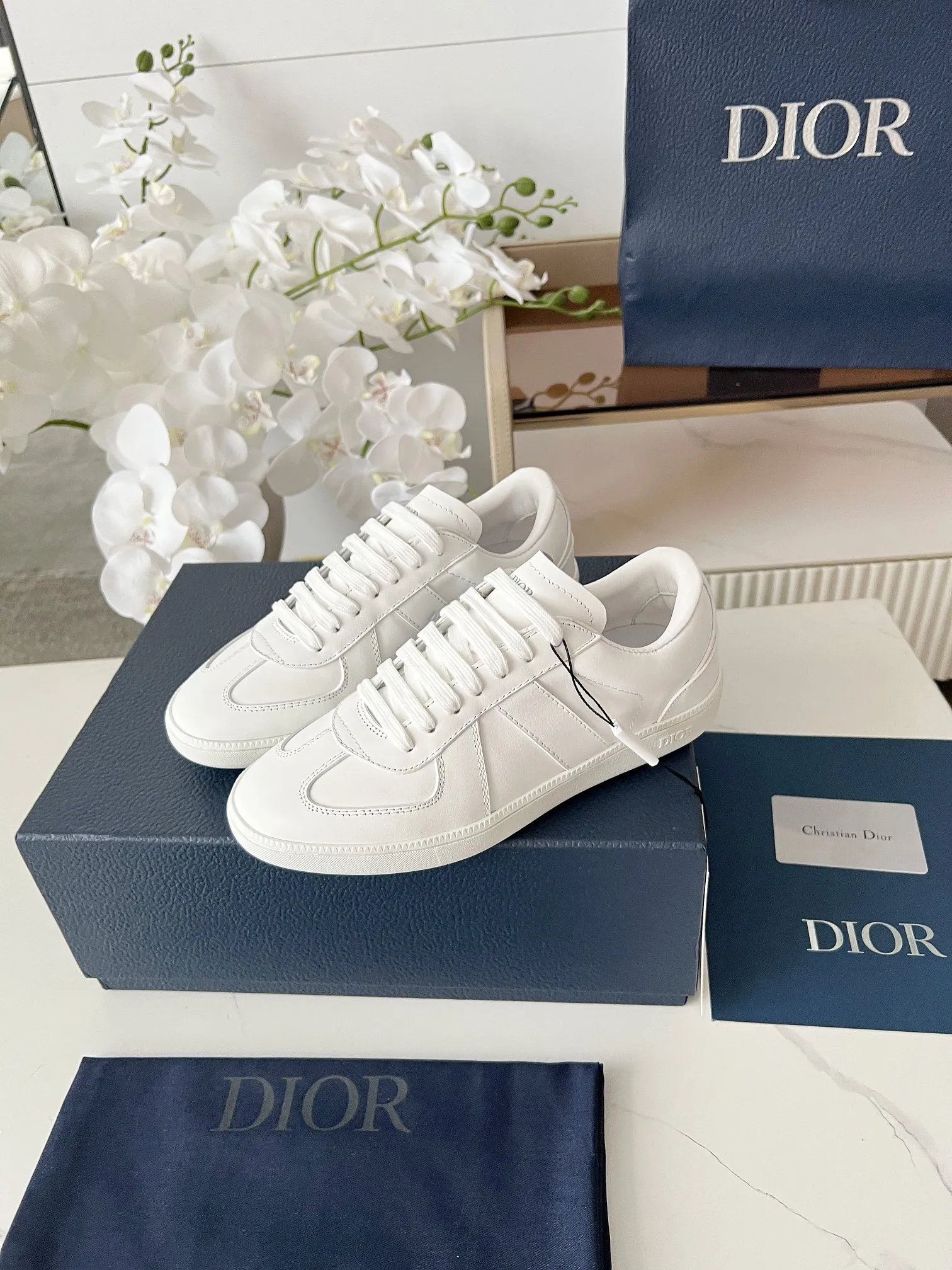 Men's Men's Shoes💰420 [New Style]🍿🍿Dior Dior Size: 38-44 (45 customized) 2025 new Dior B01 top version of moral training shoes! ! ! Made of white and brown first-layer cowhide, paired with white high-mercerized smooth suede, the upper is fully oiled and the original TPU molded outsole. New to the Fall 2025 collection, this sneaker marks the return of Dior’s classic style, reinterpreted in a stylish and elegant silhouette. Crafted from brown and white smooth first-grain cowhide, it's decorated with white high-mercerized cow suede splicing to enhance the style. Lined in tonal silk sheepskin, the shoe is finished with the Dior logo on the tongue and inner sides, and the CD icon on the heel. Paired with amber Tpu non-slip soles, it can be matched with various styles to create a sophisticated look.